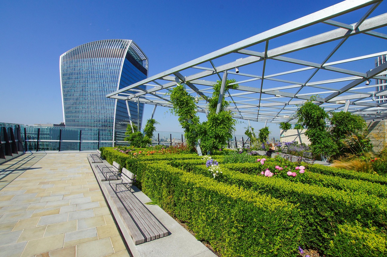Gezellig dakterras met diverse botanische bloemen.