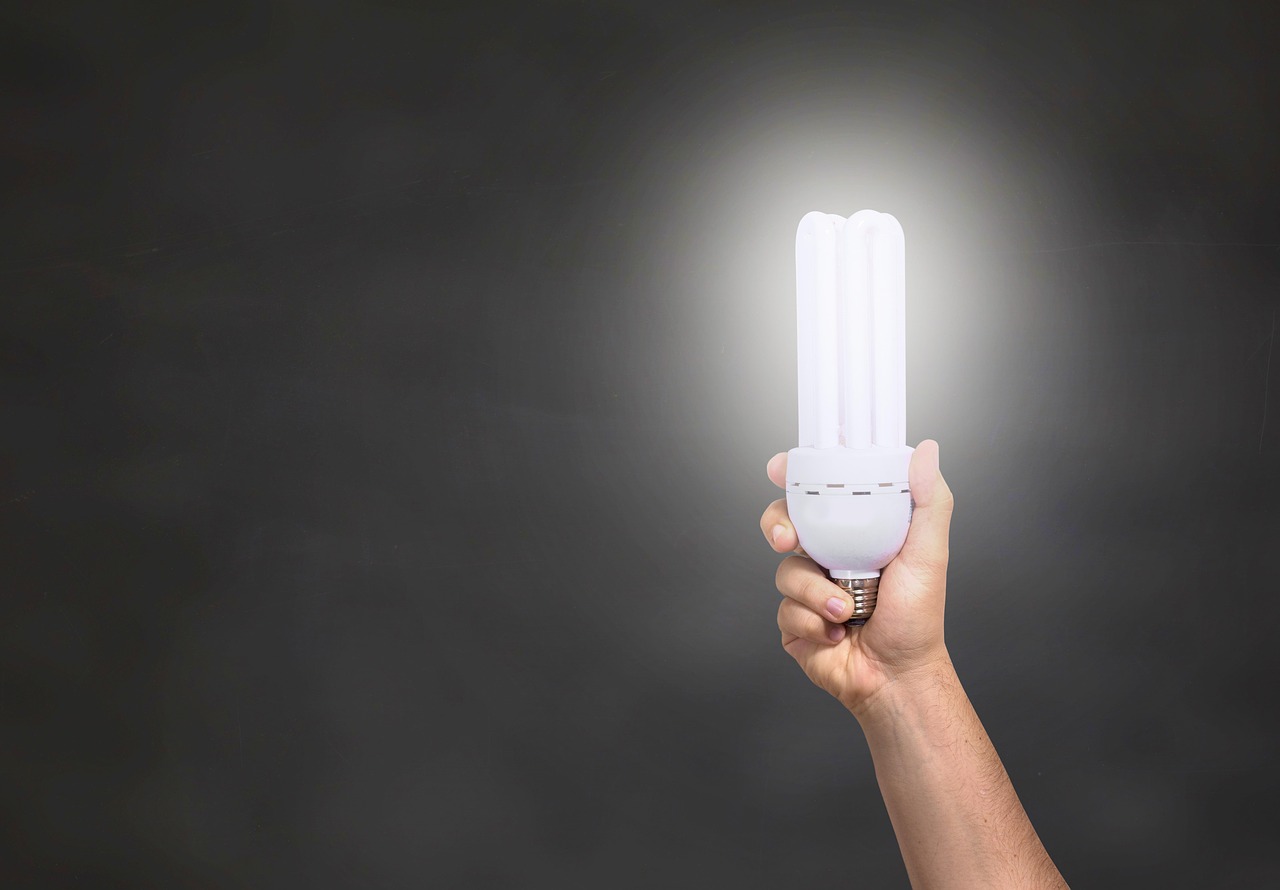 Energiezuinige LED hanglampen boven eetkamertafel. Energiezuinige LED hanglampen boven eetkamertafel.